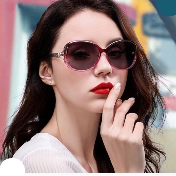 UV protected fox accent red sunglasses - Picture 3 of 4